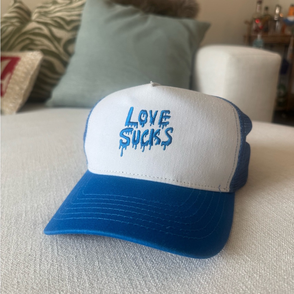 Princess Polly Love Sucks hat
